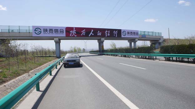 跨线桥广告